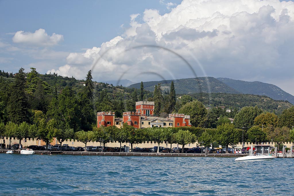 Garda, Blick vom Gardasee ueber Promenade zur Villa Albertini; Garda view vom lake garda over promenade to Villa Albertini