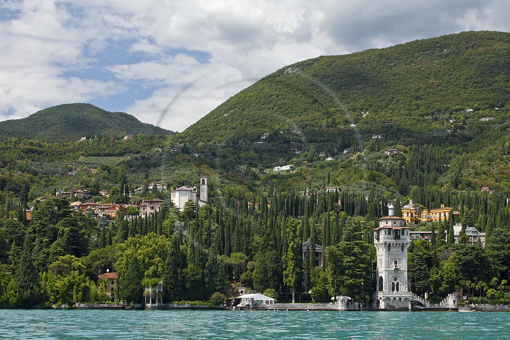 Gardone Riviera, Blick vom Gardasee zum Turm von San Marco, ehemaliges Bootshaus der Villa Alba, la Torre di San Marco, rechts dahinter der Vittorale degli Italiani, Residenz des Dichters Gabriale D'Annunzio; Gardone Riviera, view from lake Garda to St. Mark's tower, once the boathouse at Villa Alba, right side behind the Vittorale degli Italinani; Gardone Riviera, Lago di garda et la torre di San Marco, gia darsenadi Villa Alba 