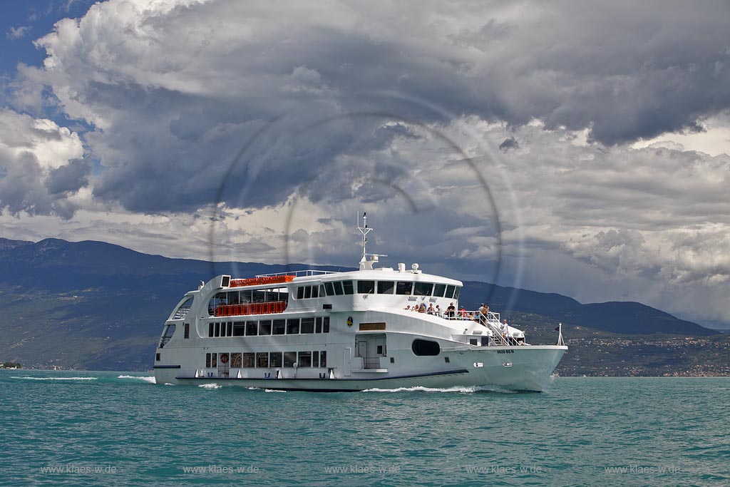 Gardone Riviera, Blick ueber dan Gardasee mit dem Luxus Motorschiff Andromeda Baujahr 2007 der Schiffahrtsgesellschaft Navigarda, im Hintergrund das Ostufer; Gardone Riviera, view over lake Garda with the modern motorship Andromeda launched 2007