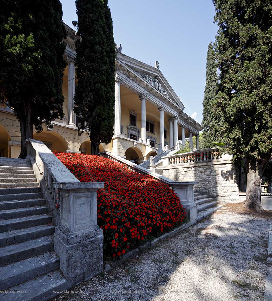 Gardone Riviera, die Frontseite mit Treppenaufgang der Villa Alba, Treppe von Zypressen umgeben, in der Mitte Blumenbeet mit roten Begonien; Gardone Riviera, Villa Albar main front with stairs and flowerbed of red begonia.