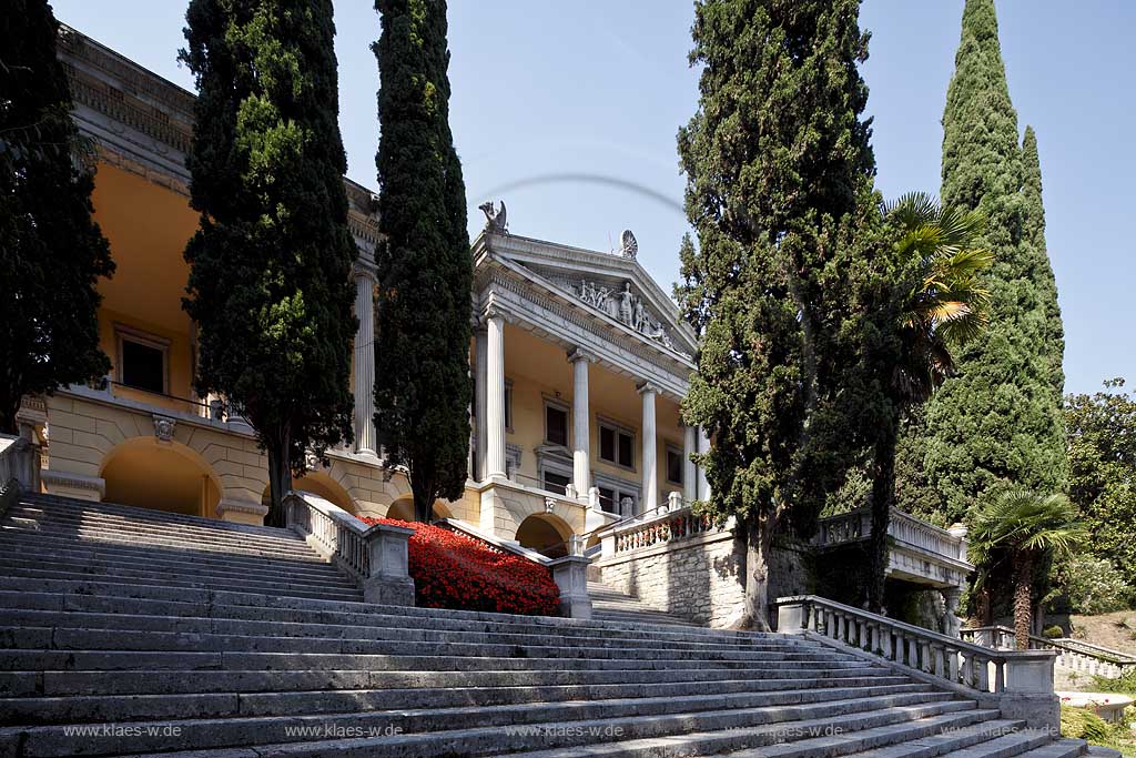 Gardone Riviera, die Frontseite mit Treppenaufgang der Villa Alba, Treppe von Zypressen umgeben, in der Mitte Blumenbeet mit roten Begonien; Gardone Riviera, Villa Albar main front with stairs and flowerbed of red begonia.
