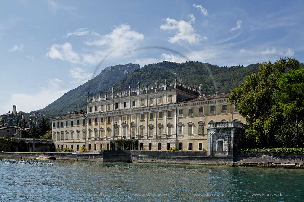 Gargnano Bogliaco, Blick vom Gardasee zur Villa Bettoni, Seeseite; Gargnano Bogliaco, view from Lake Garda, seafront od Villa Bettoni