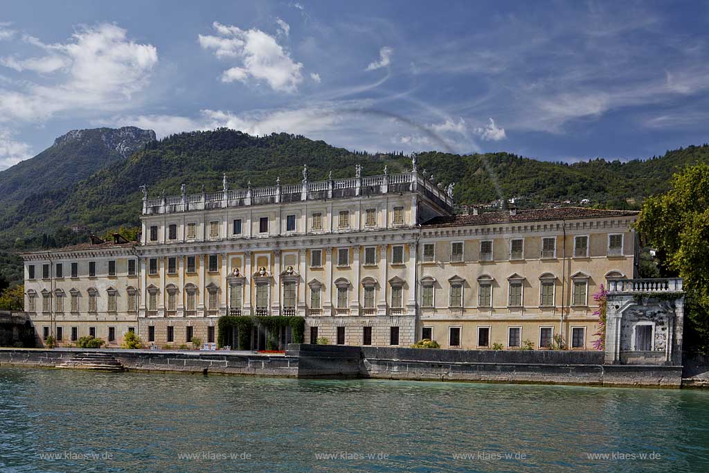 Gargnano Bogliaco, Blick vom Gardasee zur Villa Bettoni, Seeseite; Gargnano Bogliaco, view from Lake Garda, seafront od Villa Bettoni