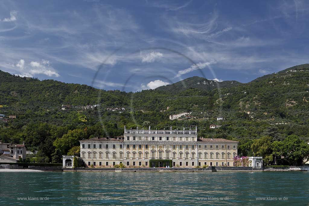 Gargnano Bogliaco, Blick vom Gardasee zur Villa Bettoni, Seeseite; Gargnano Bogliaco, view from Lake Garda, seafront od Villa Bettoni