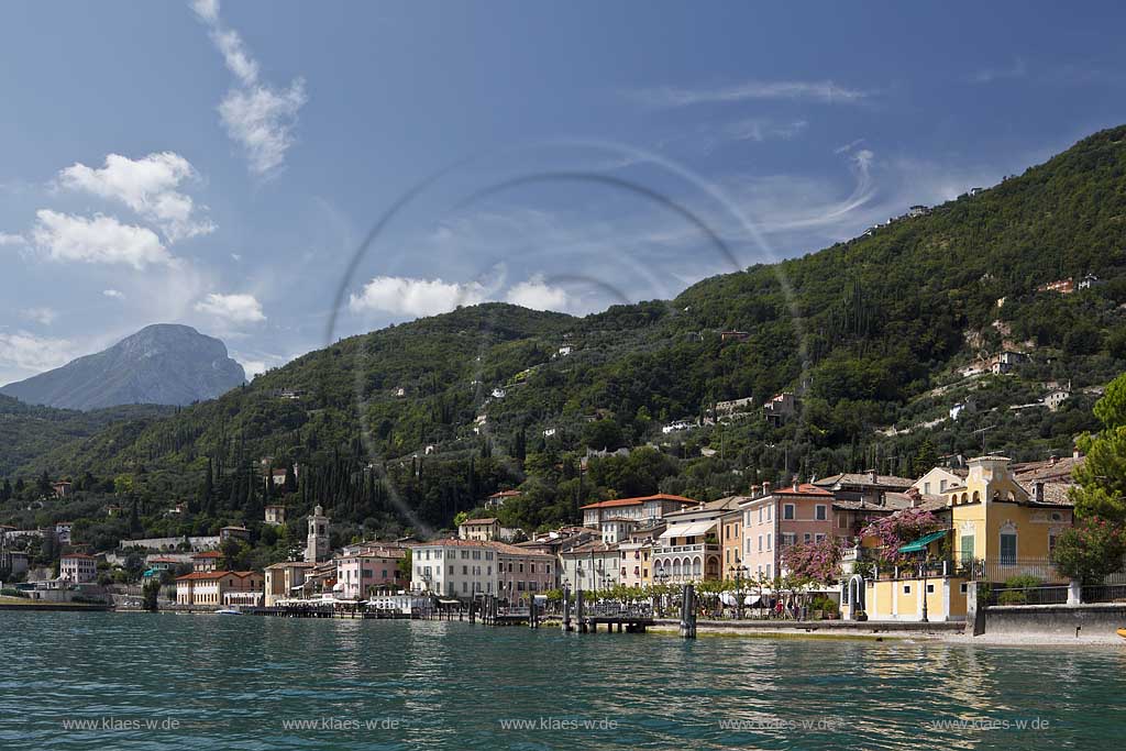 Gargnano, Blick vom Gardasee aus zu Hafenpromenade und Ort mit Klosterkirche Chiesa San Francesco; Garnano, view from lake to port promenade and village with cloisterchucrh San Francesco. 