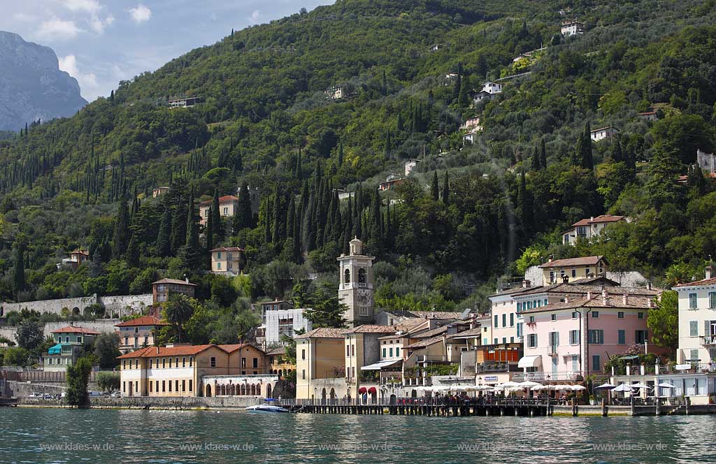 Gargnano, Blick vom Gardasee aus zu Hafenpromenade und Ort mit Klosterkirche Chiesa San Francesco; Garnano, view from lake to port promenade and village with cloisterchucrh San Francesco. 