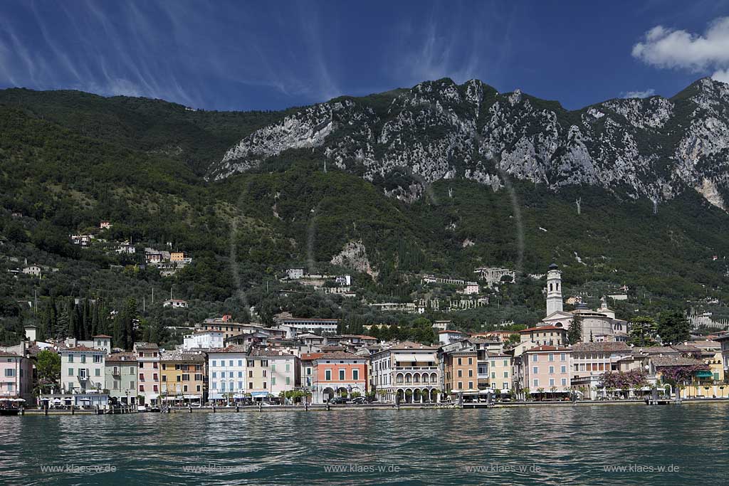 Gargnano, Blick vom See Gargnano mit der Pfarrkirche Chiese San Martin und dem Monte Denervo im Hintergrund; Gargnano, view from lakeside to the village  Gargnano with parish church St. martin and the  Monte Denervo in background.
