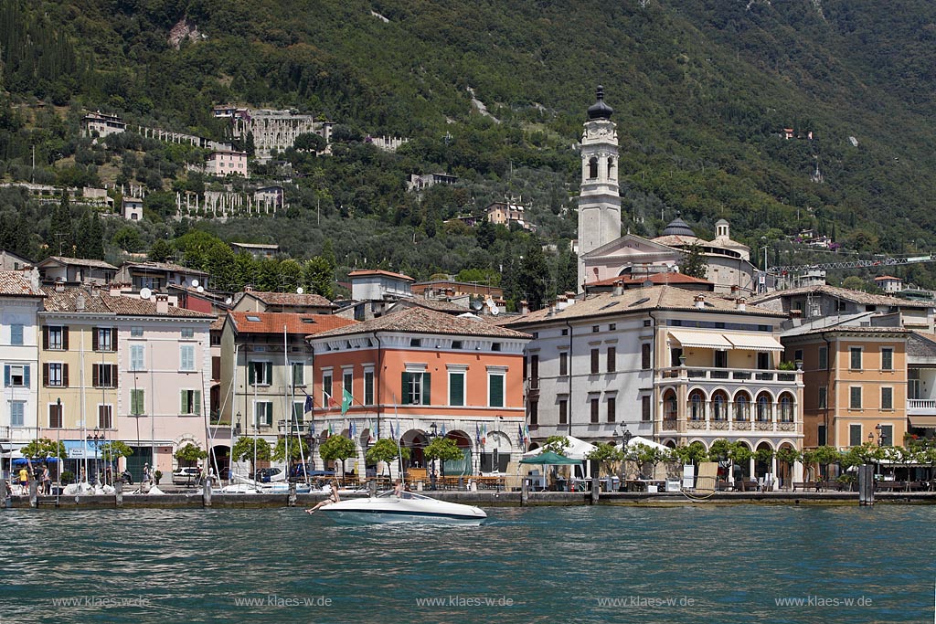 Gargnano, Blick vom Gardasee zum Ort mit Hafen und Dom, Seeseite; Gargnano, view from Lake Garda, seafront with port and dome