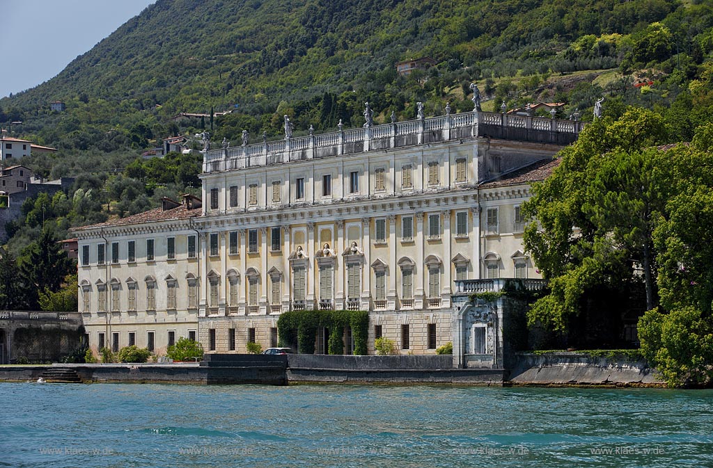 Gargnano Bogliaco, Blick vom Gardasee zur Villa Bettoni, Seeseite; Gargnano Bogliaco, view from Lake Garda, seafront od Villa Bettoni