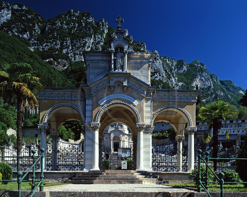 Gargnano, Region Lombardei, Provinz Brescia, Gardasee, Blick auf Friedhofsportal und Berge im Hintergrund