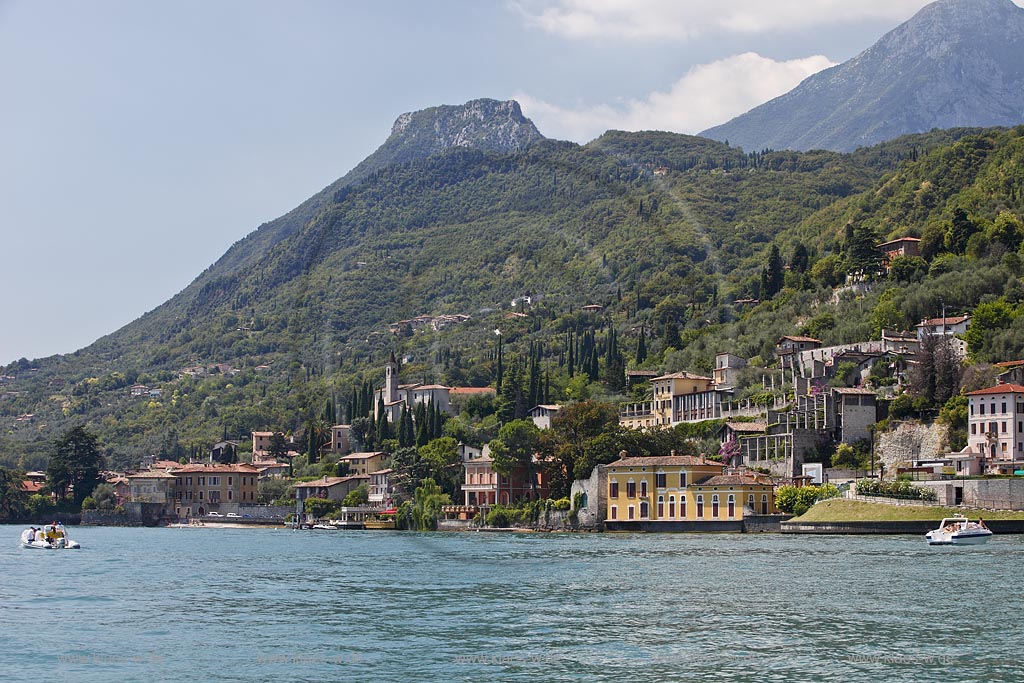 Gargnano, Blick vom Gardasee zum Ort gegen den Montes Castello, Seeseite; Gargnano, view from Lake Garda, seafront with mountain Monte Castello 