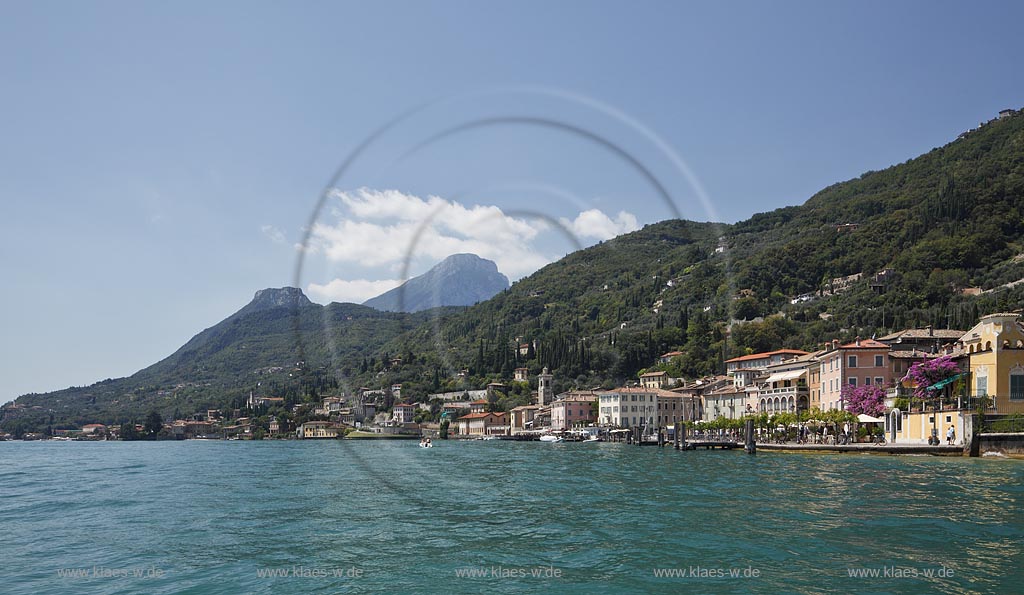 Gargnano, Panoramablick vom Gardasee zum Ort mit Seepromenade gegen den Montes Castello und Monte Pizzocole, Seeseite; Gargnano, view from Lake Garda, seafront with seapromade and mountain Monte Castello and Monte Pizzocolo