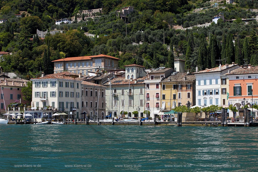 Gargnano, Blick vom Gardasee zum Hafen und den bunten Haeusern mit Seepromenade, Seeseite; Gargnano, view from Lake Garda, seafront with seapromade,  port and prettily painted houses