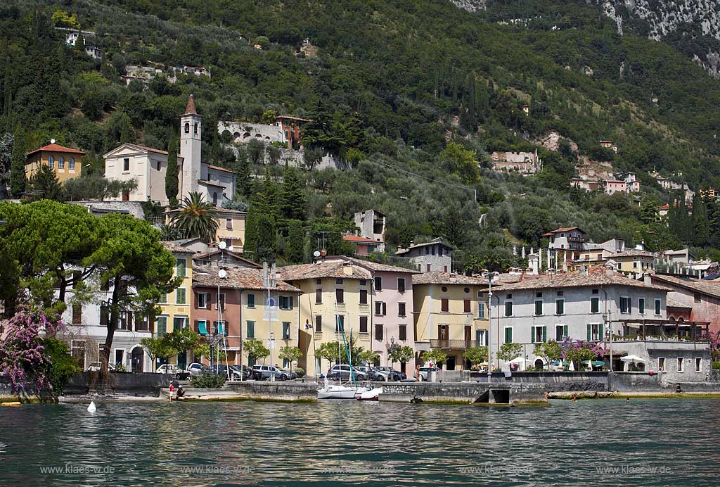 Gargnano, Blick vom See auf den Ort Villa di Garnano mit Pfarrkirche Chieasa San Tommaso; Gargnano, view from lakeside to the village Villa di Garnano with parish church St. Tommaso.
