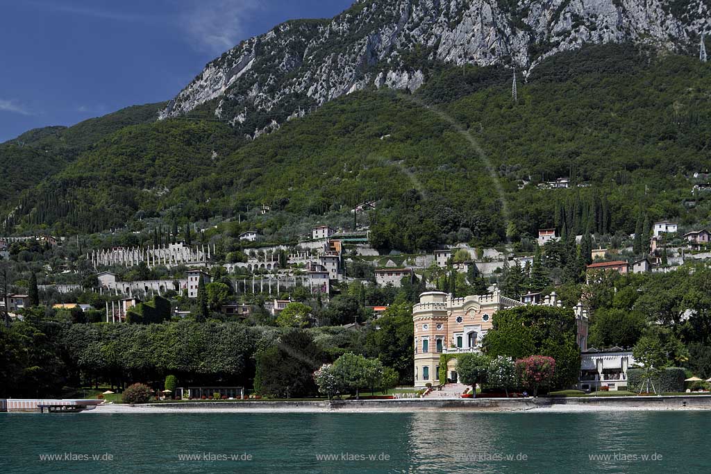 Gargnano, Blick vom See auf Villa Feltrinelli. In der Villa, die ehemals der Familie des Papierfabrikanten Feltrinelli gehoerte und in der waehrend der faschistischen Republik von Salo von 1943 bis 1945 Benito Mussolini wohnte, ist heute das Grand Hotel a Villa Feltrinelli untergebracht. Der amerikanische Hotelier und Millionaer Robert H. Burns kaufte die Villa 1997, investierte etwa 30 Millionen Euro und bewahrte sie so vor dem Verfall; Gargnao, historical Villa Felirini  is today the Grand Hotel a Villa Fetrini.