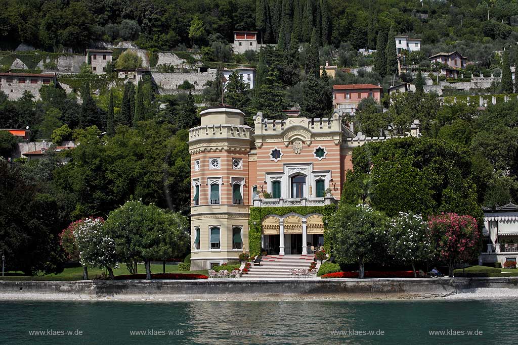 Gargnano, Blick vom See auf Villa Feltrinelli. In der Villa, die ehemals der Familie des Papierfabrikanten Feltrinelli gehoerte und in der waehrend der faschistischen Republik von Salo von 1943 bis 1945 Benito Mussolini wohnte, ist heute das Grand Hotel a Villa Feltrinelli untergebracht. Der amerikanische Hotelier und Millionaer Robert H. Burns kaufte die Villa 1997, investierte etwa 30 Millionen Euro und bewahrte sie so vor dem Verfall; Gargnao, historical Villa Felirini  is today the Grand Hotel a Villa Fetrini.