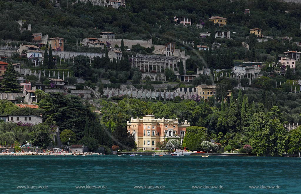 Gargnano Blick vom Gardasee zur Seeseite der Villa Feltrinelli, dem letzten Aufenthaltsort von Mussolini 1943 - 1945; Gargnano view from Lake Garda to the seafront of Villa Feltrinelli, Mussolini's last home 1943 - 1945; Garnano Lagi di garda et Villa Feltrinelli, ultima dimora di Mussolini 1943 - 1945