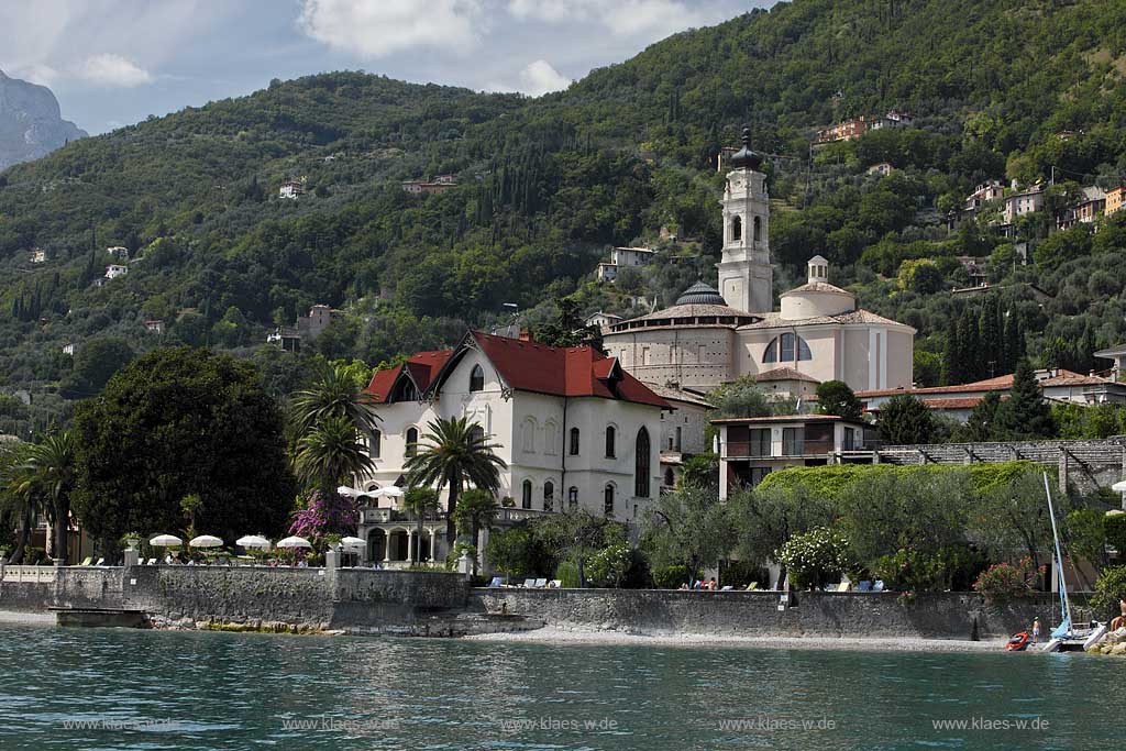 Gargnano, Villa Giulia nd Pfarrkirche Chiesa San Martino; Garnano, Villa Giulia and parish Church St. Martin.