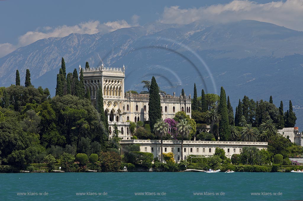 Isola del Garda Blcik vom Gardasee aus zur Insel mit der im venezianisch neugotischen Stil erbauten Villa gegen Monte Baldo; Isola del garda, view from the Lake Garda to the villa built in venetian neo-Gothic stile, against mountain Monte Baldo; Isola del Garda, Lago di Garda  un palazzo neo gotico in stile veneziano et Monte Baldo