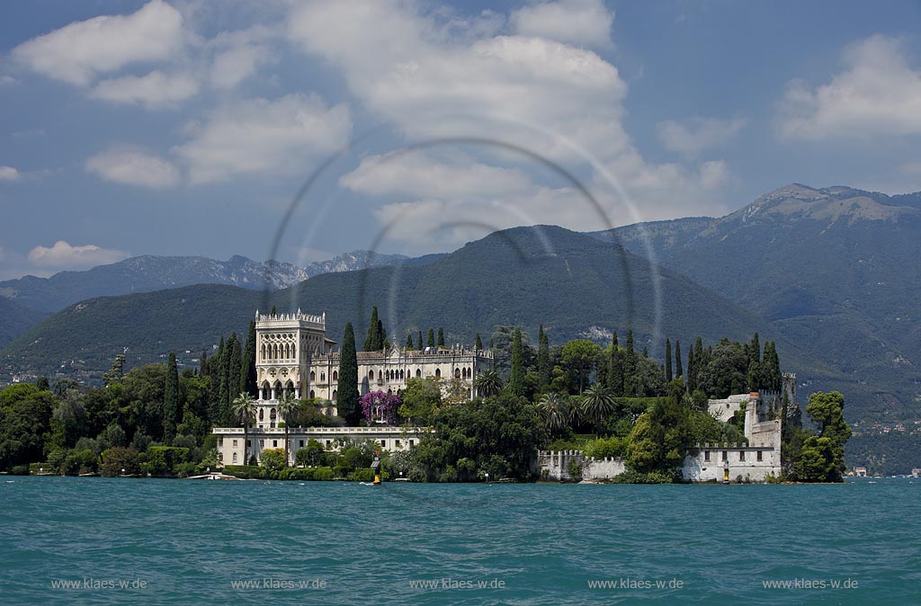 Isola del Garda Blcik vom Gardasee aus zur Insel mit der im venezianisch neugotischen Stil erbauten Villa gegen Monte San Batolomeo und Monte Pizzocolo; Isola del garda, view from the Lake Garda to the villa built in venetian neo-Gothic stile, against mountain Monte St. Batolomeo and Monte Pizzocolo; Isola del Garda, Lago di Garda  un palazzo neo gotico in stile veneziano et Monte San Batolomeo et Monte Pizzocolo