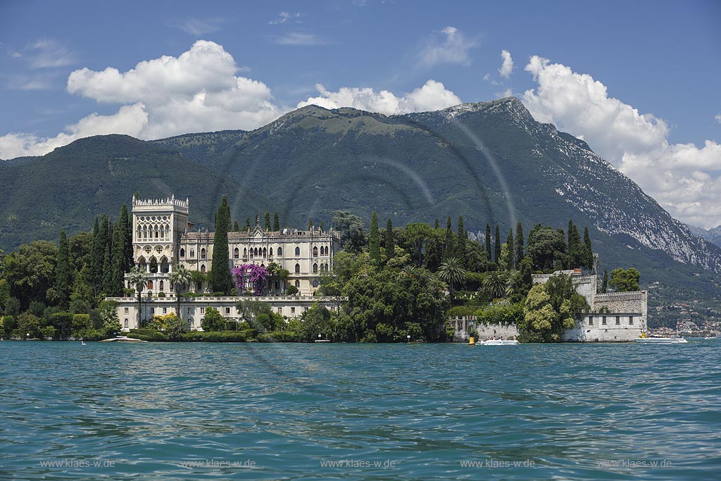 Blick auf "Isola del Garda" mit Villa; View to "Isola del Garda" with mansion.