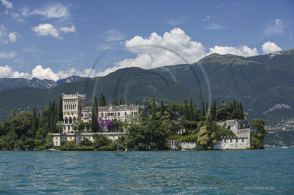 Blick auf "Isola del Garda" mit Villa; View to "Isola del Garda" with mansion.