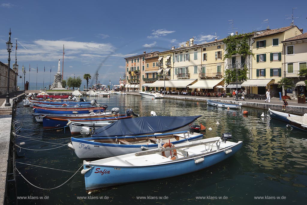 Lazise, Blick in den alten Hafen mit Booten; Lazise, old port with boats.