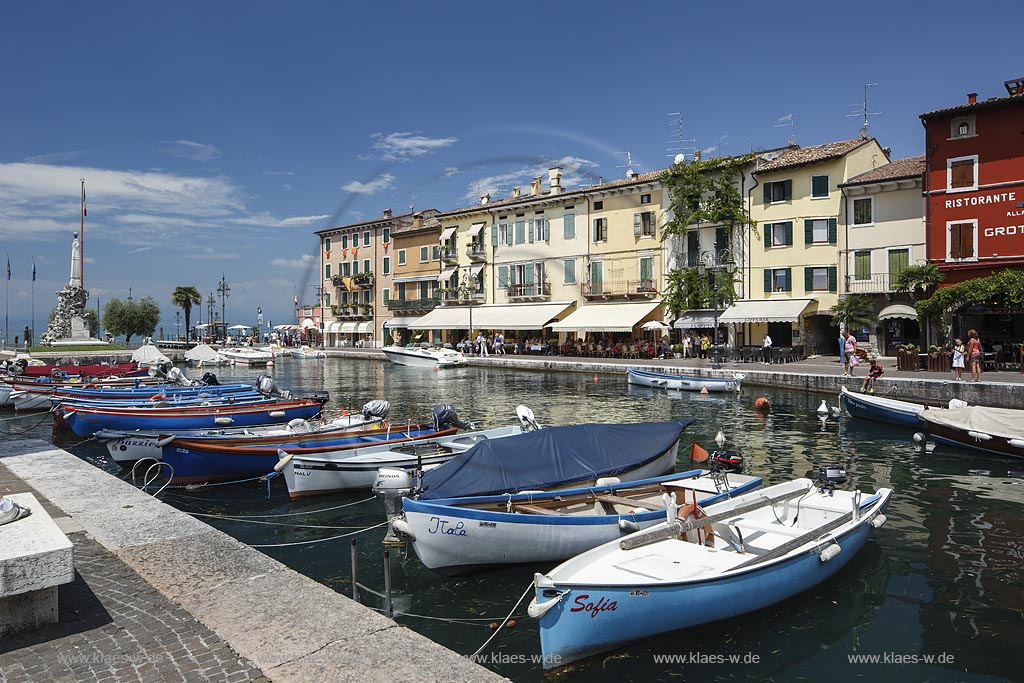 Lazise, Blick in den alten Hafen mit Booten; Lazise, old port with boats.