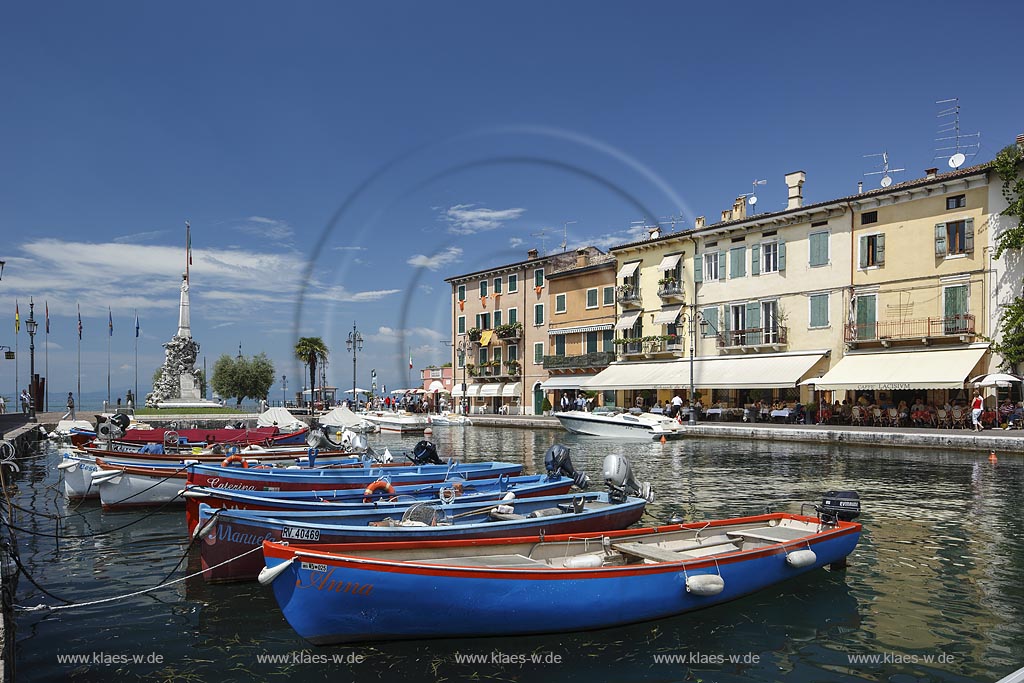 Lazise, Blick in den alten Hafen mit Booten; Lazise, old port with boats.