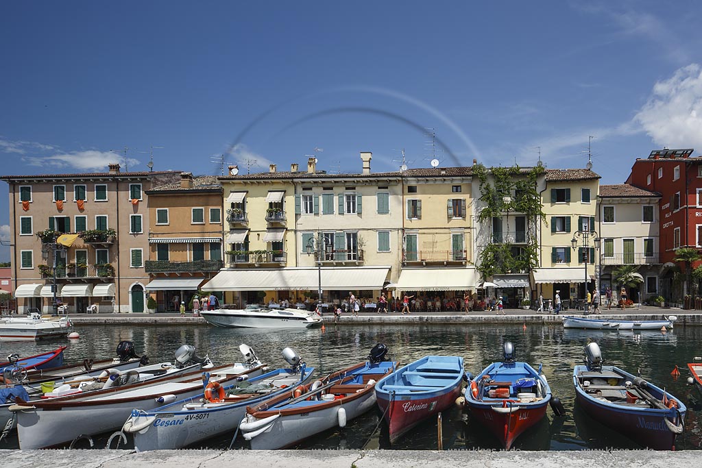 Lazise, Blick in den alten Hafen mit Booten; Lazise, old port with boats.