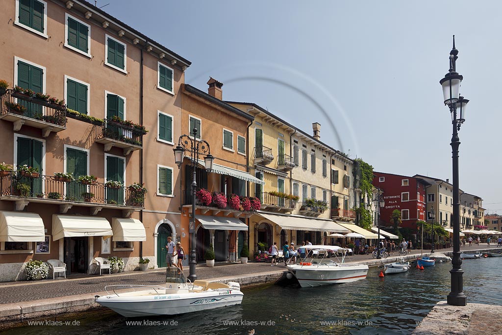 Lazise, Blick uber den Hafen mit bunten Fischerbooten und Haeusern; Lazise, view over the port with colourfull fishing boats and houses