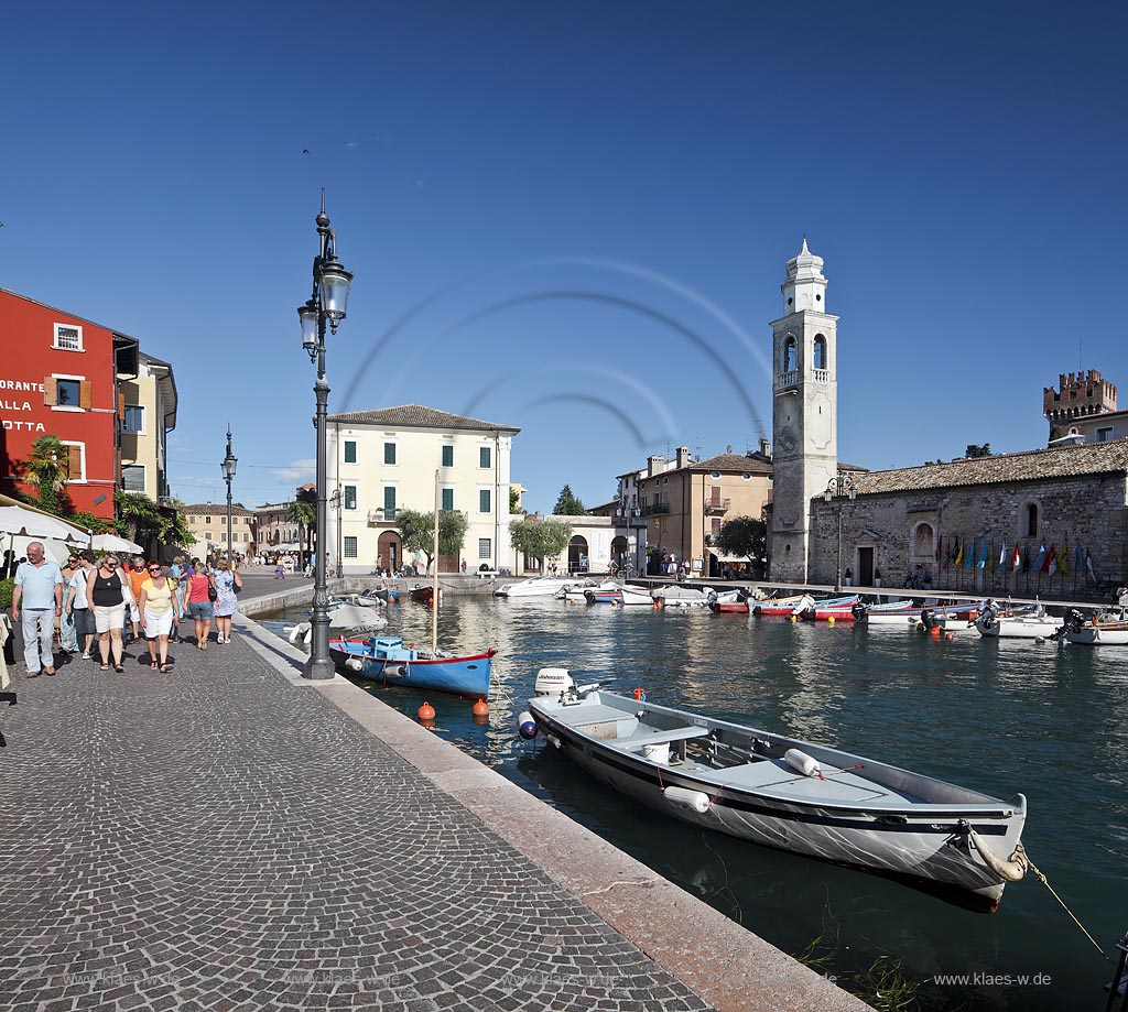 Lazise Blick ueber den Hafen mit Fischerbooten zur kleinen Kirche St. Nicolo bei wolkenlosem Himmel; Laszise view over the port with fishing boats to the church of San Nicolo with cloudless sky; Lazise il portoicciolo, la chiesa romanica di San Nicolo 