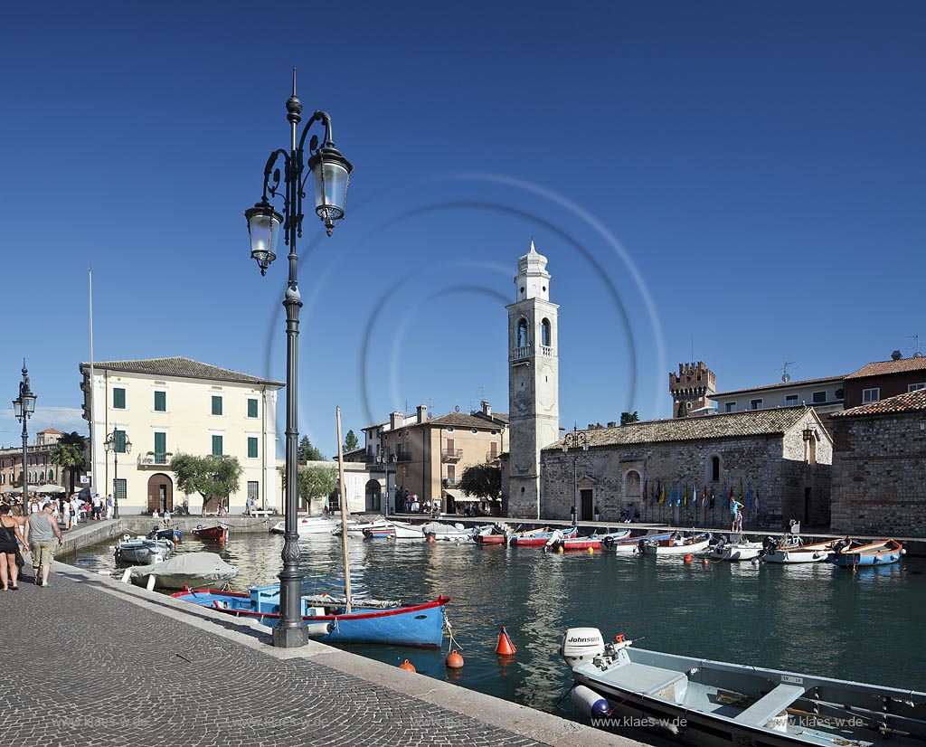 Lazise Blick ueber den Hafen mit Fischerbooten zur kleinen Kirche St. Nicolo bei wolkenlosem Himmel; Laszise view over the port with fishing boats to the church of San Nicolo with cloudless sky; Lazise il portoicciolo, la chiesa romanica di San Nicolo 