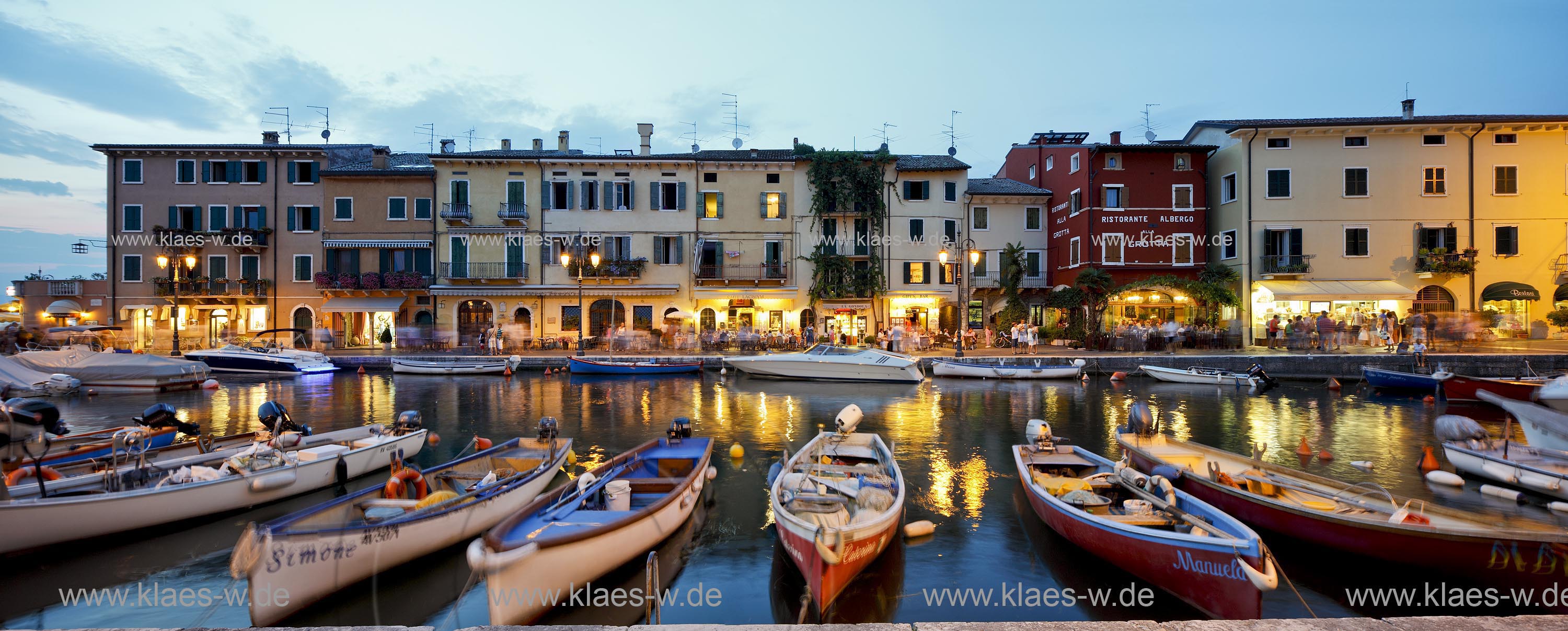 Lazise, Panoramablick ueber den Hafen mit bunten Fischerbooten und Haeusern zur blauen Stunde; Lazise, panorama view over the port with colourfull fishing boats and houses during blue hour