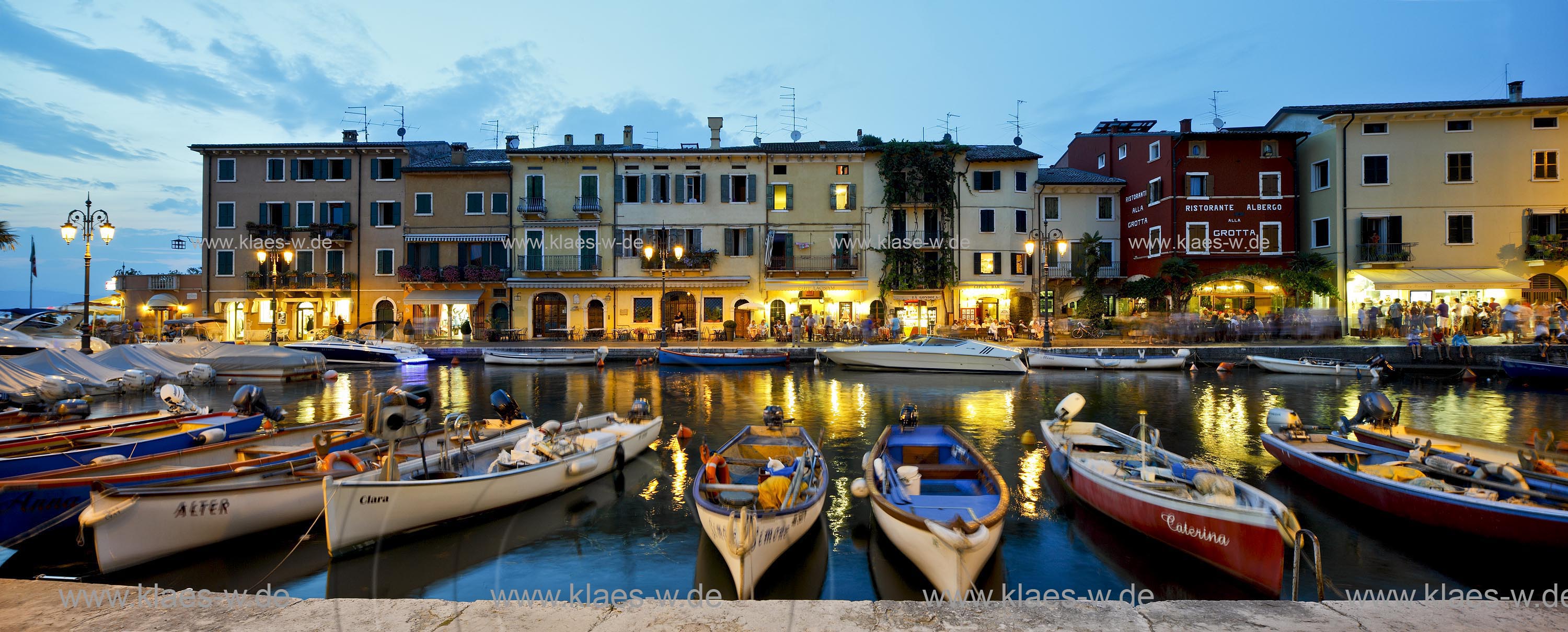 Lazise, Panoramablick ueber den Hafen mit bunten Fischerbooten und Haeusern zur blauen Stunde; Lazise, panorama view over the port with colourfull fishing boats and houses during blue hour