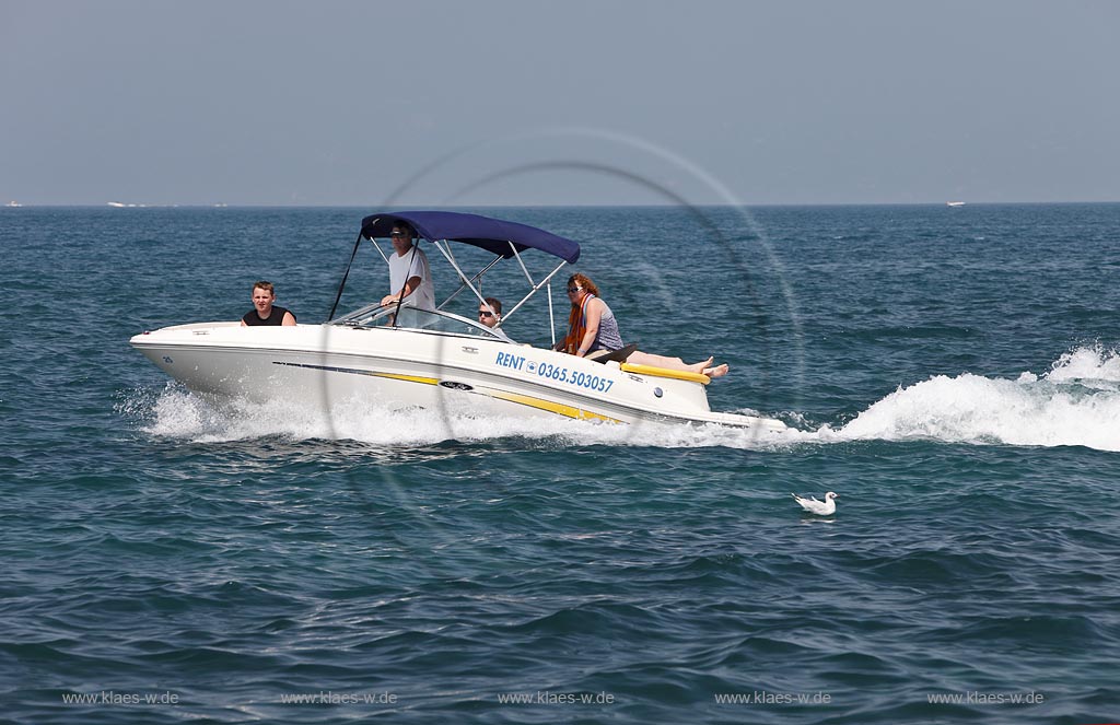 Lazise, Blick auf Gardasee mit fahrendem Motorboot, Rent a boat lazise; lazis, Llake Garda with motorship, Rent a ship