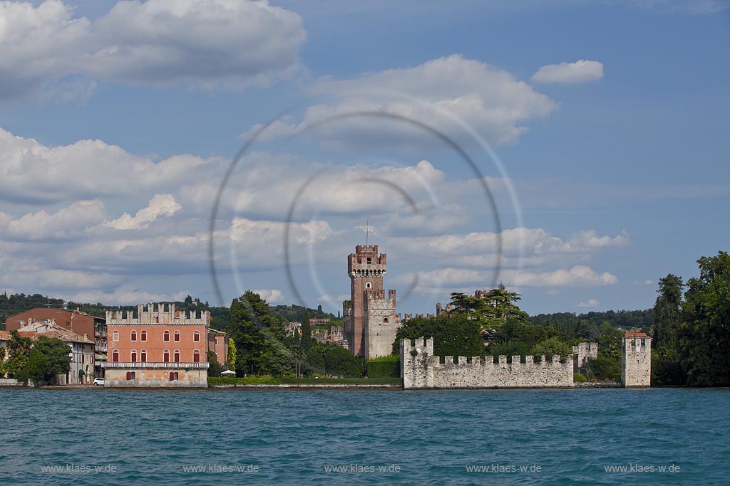Lazise, Blick vom Gardasee Villa Bernini und Scaliger Burg; Lazise, view from Lake Garda to Villa Bernini and the Scaliger castle