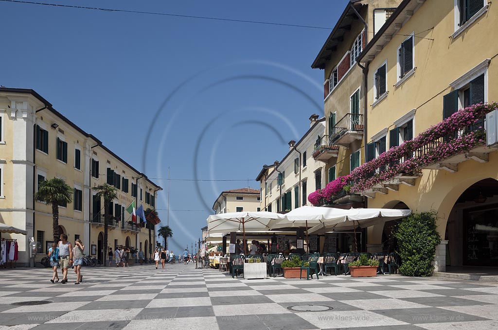 Lazise Piazza Vittorio Emanuele mit seinem Schachbettmuster; Hausern und Passanten; Lazise Piazza Vittorio Emanuele cobbeld like a chessboard