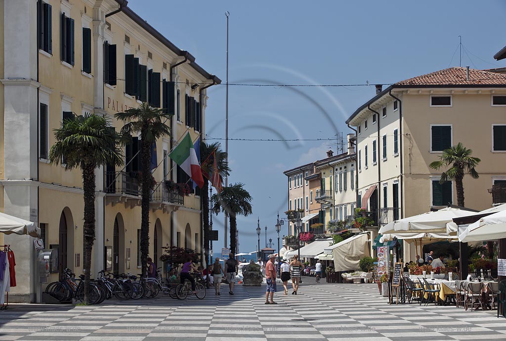 Lazise Piazza Vittorio Emanuele mit seinem Schachbettmuster; Hausern und Passanten; Lazise Piazza Vittorio Emanuele cobbeld like a chessboard