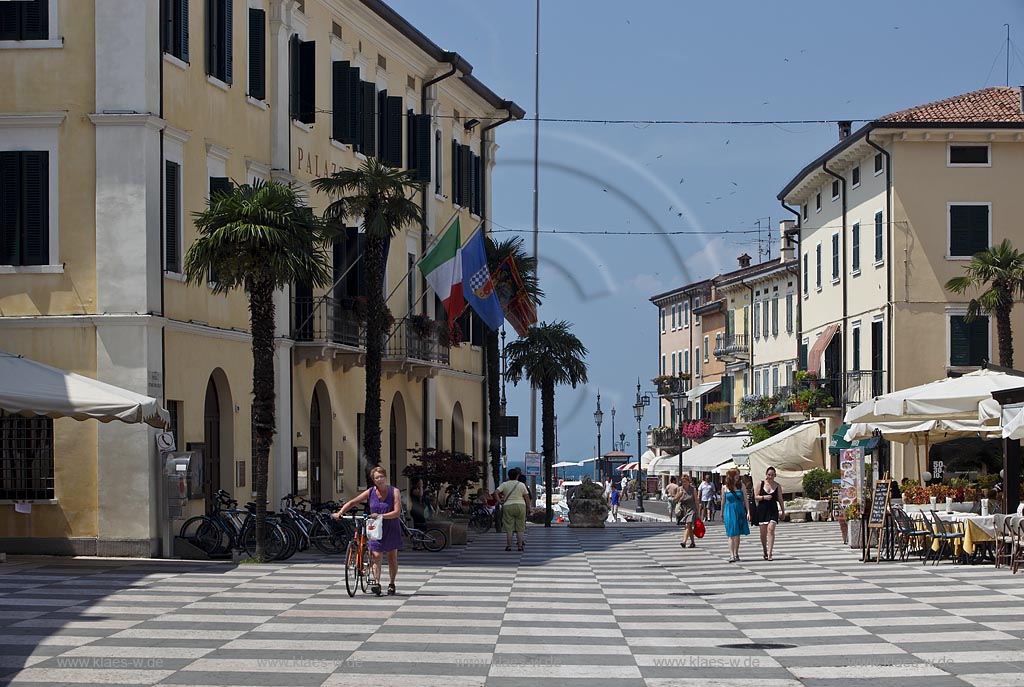 Lazise Piazza Vittorio Emanuele mit seinem Schachbettmuster; Hausern und Passanten; Lazise Piazza Vittorio Emanuele cobbeld like a chessboard