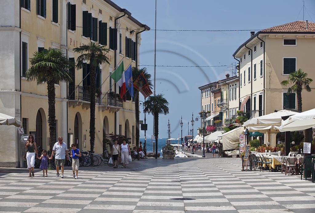 Lazise Piazza Vittorio Emanuele mit seinem Schachbettmuster; Hausern und Passanten; Lazise Piazza Vittorio Emanuele cobbeld like a chessboard