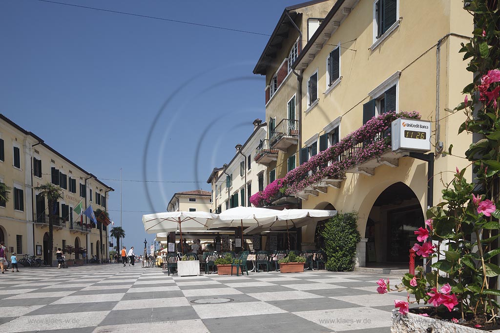 Lazise Piazza Vittorio Emanuele mit seinem Schachbettmuster; Hausern und Passanten; Lazise Piazza Vittorio Emanuele cobbeld like a chessboard