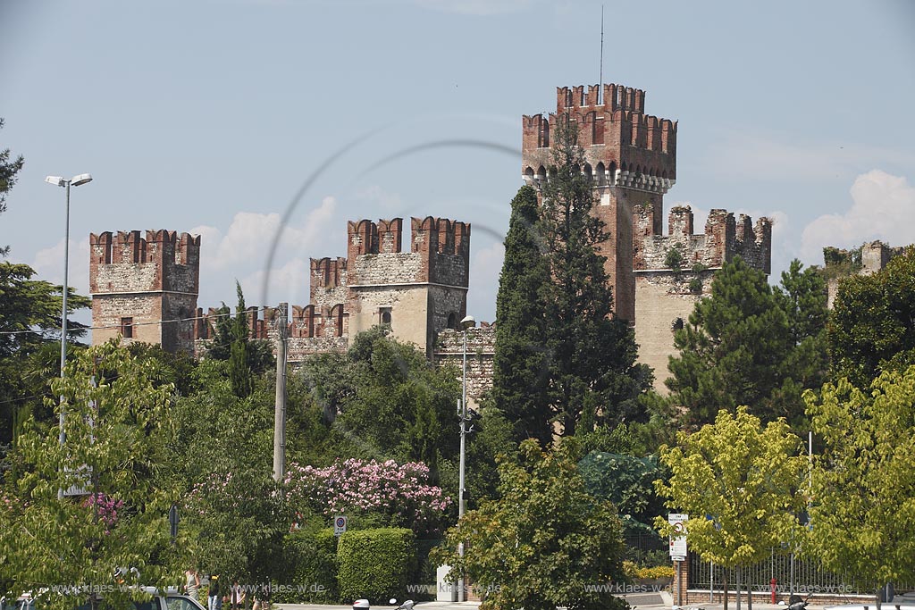 Lazise Blick zur die Scaliger Burg, Lazise view to the scaliger castle