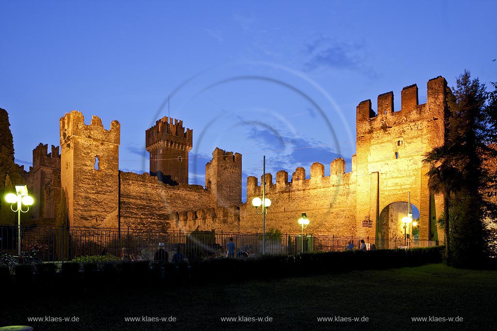 Lazise Blick zur die Scaliger Burg mit dem Loewentor, Porta del Lion waehrend der blauen Stunde, Lazise view to the scaliger castle with Porta del Lion during blue hour