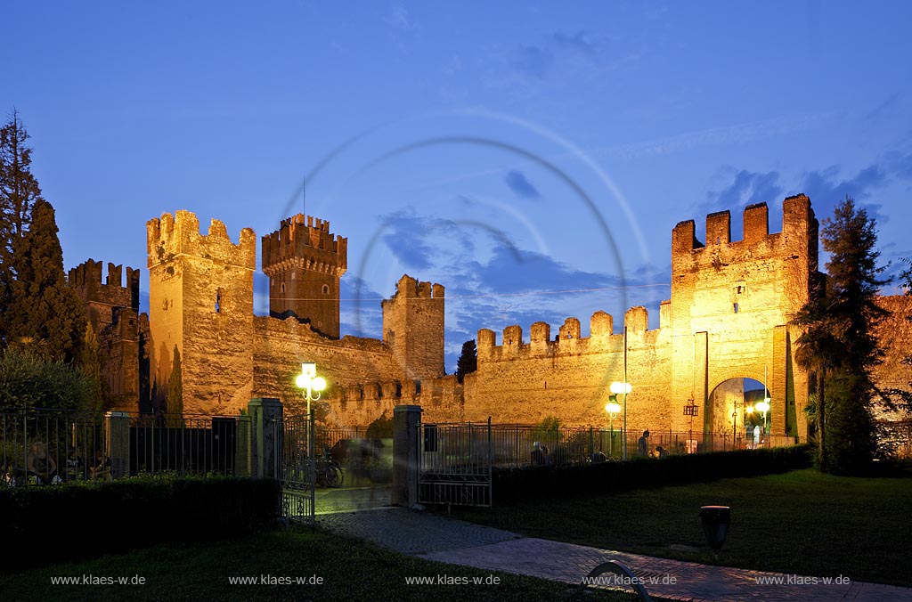 Lazise Blick zur die Scaliger Burg mit dem Loewentor, Porta del Lion waehrend der blauen Stunde, Lazise view to the scaliger castle with Porta del Lion during blue hour