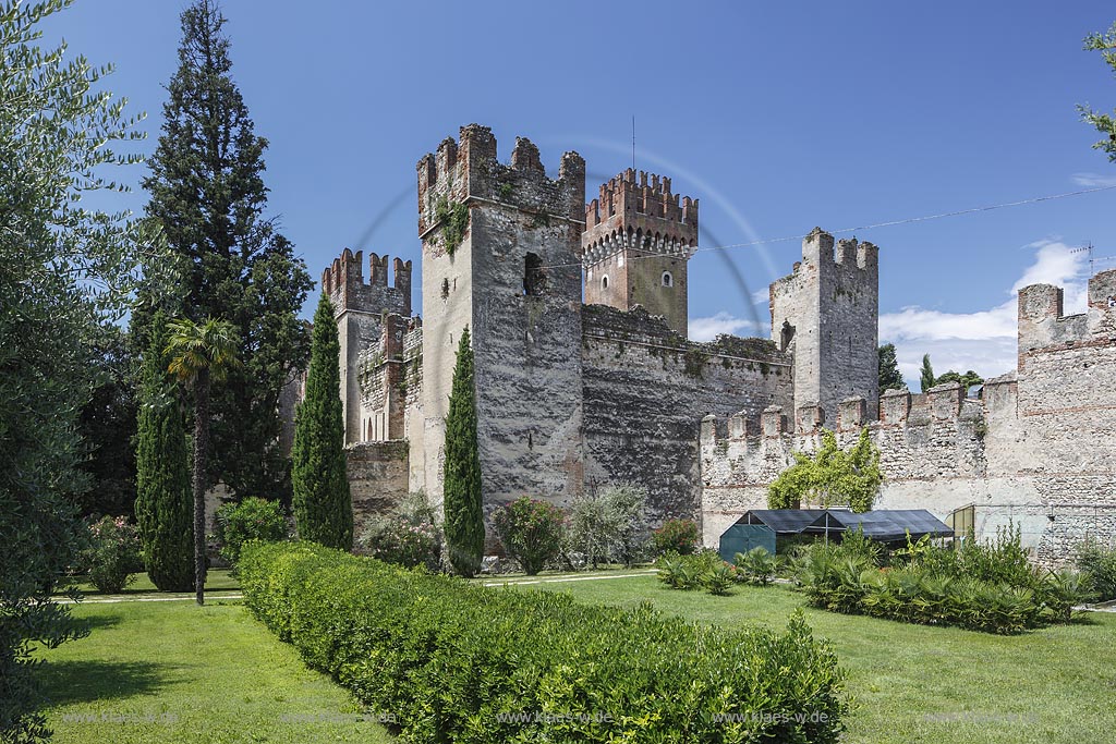 Lazise, Blick auf die Scaligerburg; Lazise, view to castle Scaliger.