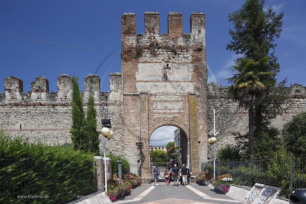 Lazise, Blick auf die Scaligerburg; Lazise, view to castle Scaliger.