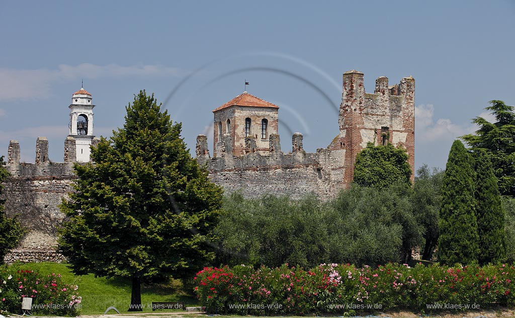 Lazise, Blick zur zinnenbekroenten Stamauer mit bluehendem Oleander; Laziese view to the citywall with oleander in flower