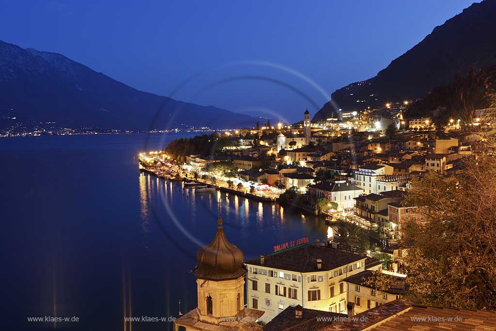 Limone sul Garda, Blick auf den ort mit Gardasee zur blauen Stunde; Limone sul garda with lake Garda during blue hour.