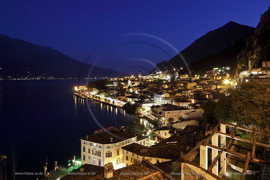 Limone sul Garda, Blick auf den ort mit Gardasee zur blauen Stunde; Limone sul garda with lake Garda during blue hour.